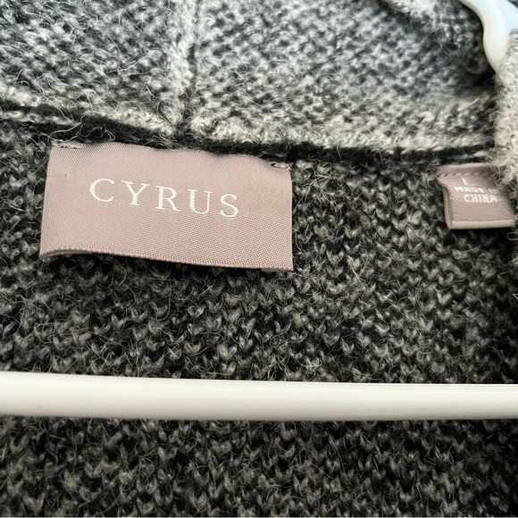 Cyrus Size Large Long Sweater - Picture 4 of 4